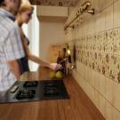 Укладываем настенную керамическую плитку на кухне Положить керамическая плитка на кухне